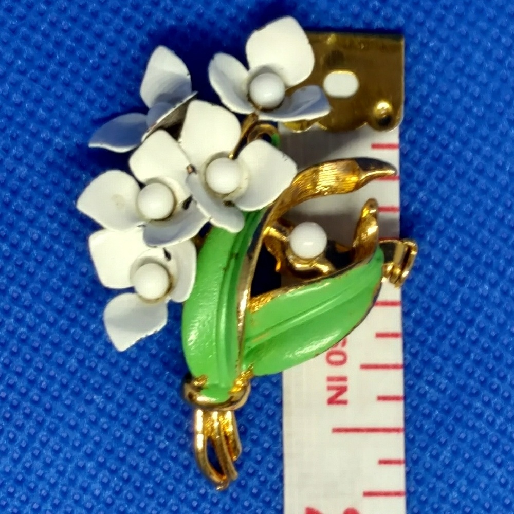 Darling vintage floral brooch white flowers - Picture 5 of 7